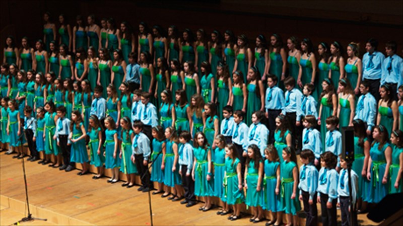 xristougenniatikes-melodies-kai-kalanta-sto-megaro