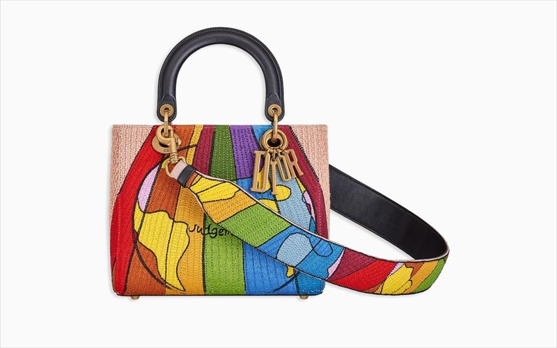 akomi-na-balete-fulaxto-stin-tsanta-sas