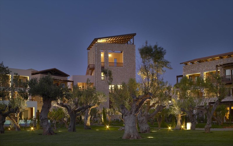 i-costa-navarino-ksanaenonei-tis-dunameis-tis-me-to-mouseio-mpenaki-kai-ton-diethni-aerolimena-athinon