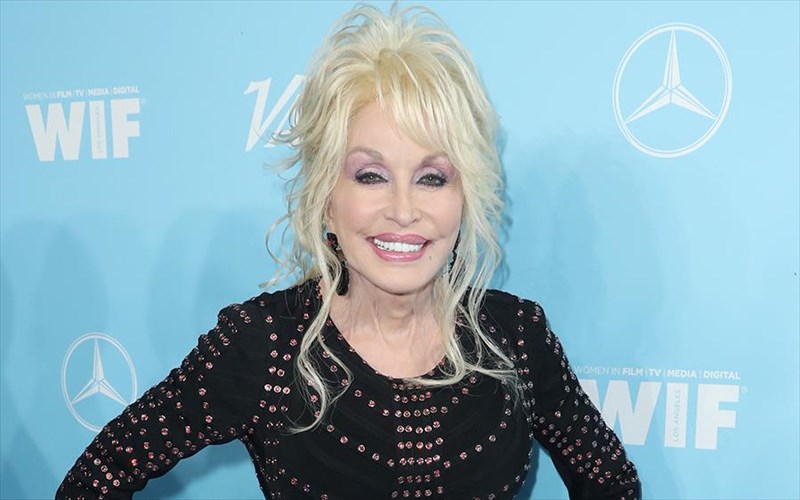 i-mousiki-tis-dolly-parton-sto-epikentro-neas-seiras-tou-netflix