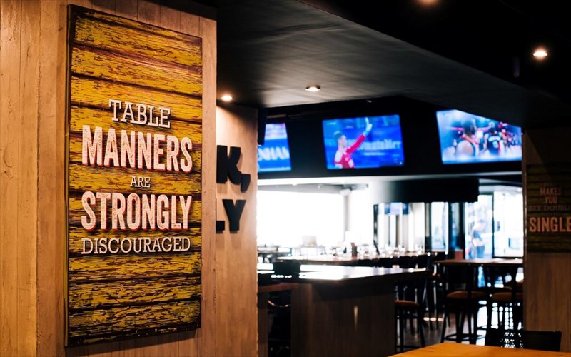 i-kathe-mera-krubei-ekplikseis-sto-buffalo-wings-kai-rings-rings