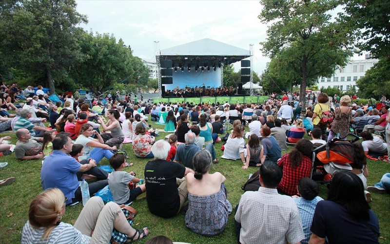 i-mousiki-giortazei-sto-megaro