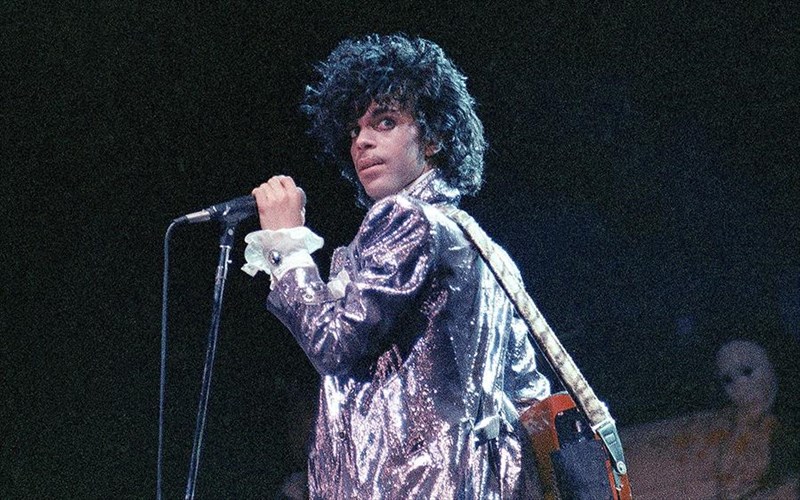 brethike-neo-antitupo-tou-uperspaniou-black-album-apo-ton-prince