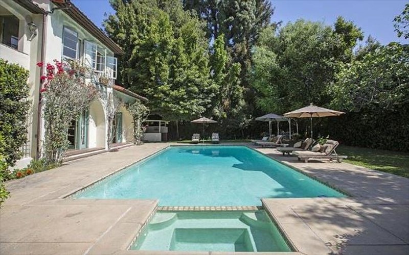 poleitai-to-spiti-apo-tin-tainia-holiday