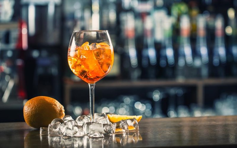 ta-40-korufaia-bar-tis-polis-pou-giortazoun-to-kalo-poto