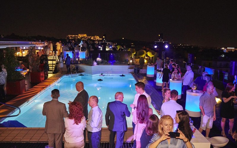 to-novotel-ekleise-ta-30-kai-to-giortase-fantasmagorika