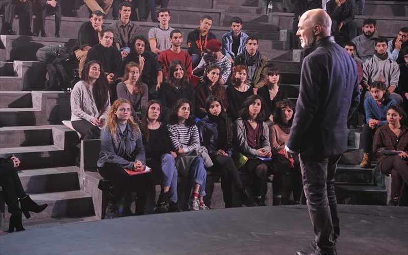 tmima-skinothesias-egkainiazei-to-ethniko-theatro