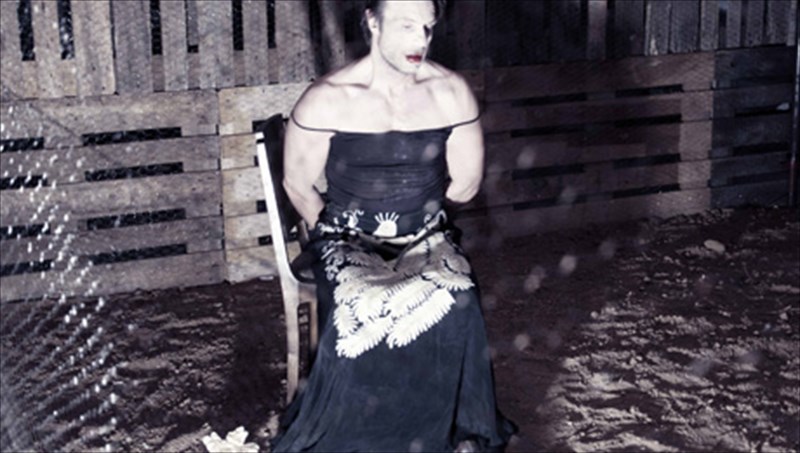 giorgos-ioannou-to-ergo-tou-epanerxetai-sti-skini-tou-theatrou