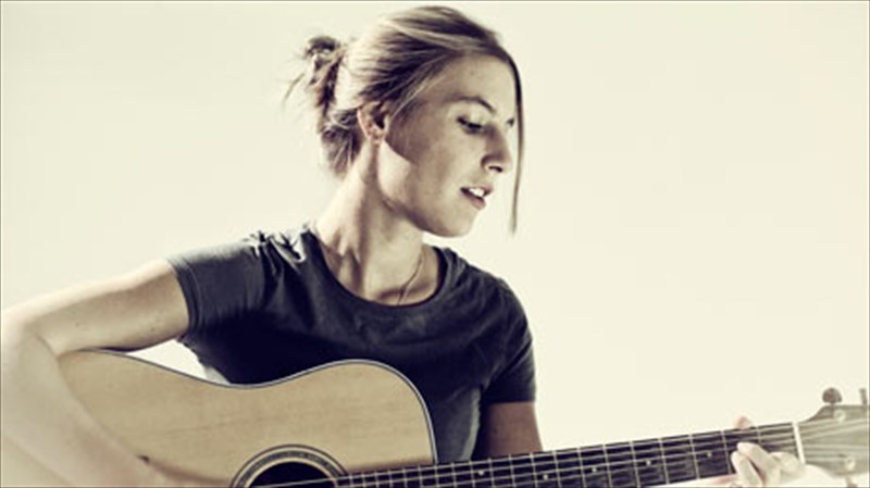 mia-monadiki-akoustiki-bradia-in-the-light