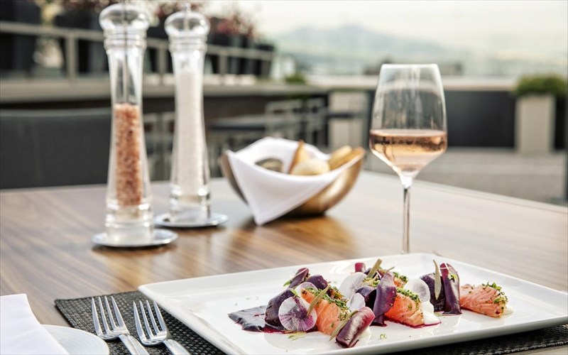 to-ursa-gemizei-me-geuseis-kai-aromata-kalokairiou-to-limani-tis-thessalonikis