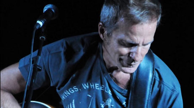 o-baggelis-germanos-me-ta-blouzakia-tou-gia-mia-mono-bradia