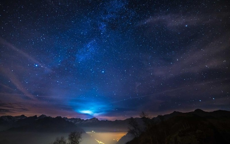 taksidepste-me-mia-sunarpastiki-istoria-stis-rizes-tis-uparksis-sas