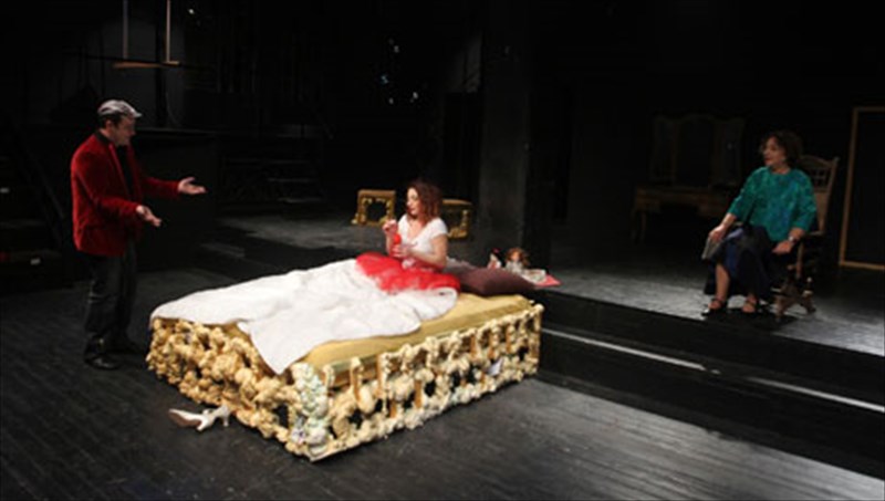 epanaprosdiorizontas-ti-zoi-sto-theatro-bafeio