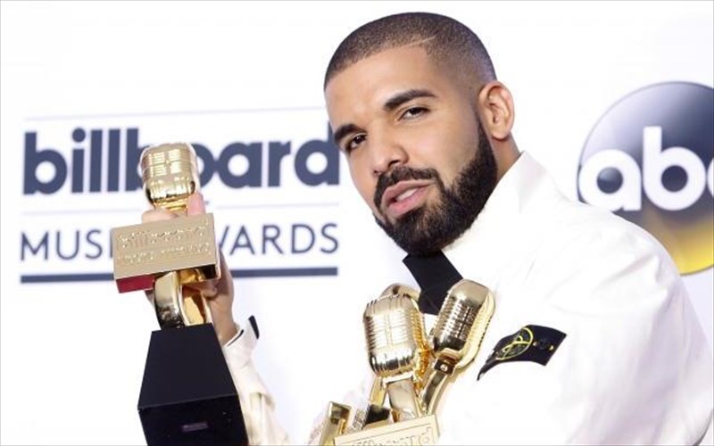 ena-apo-ta-prota-simeiomataria-me-stixous-tou-drake-bgainei-sto-sfuri