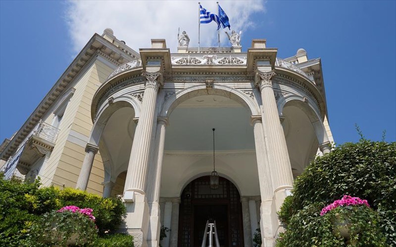 odysseus-and-the-bathers-mia-poludiastasi-ekthesi-paul-chan-apo-ton-organismo-neon