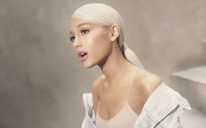 i-ariana-grande-kanei-doro-to-binteoklip-tou-raindrops-gia-ta-genethlia-tis
