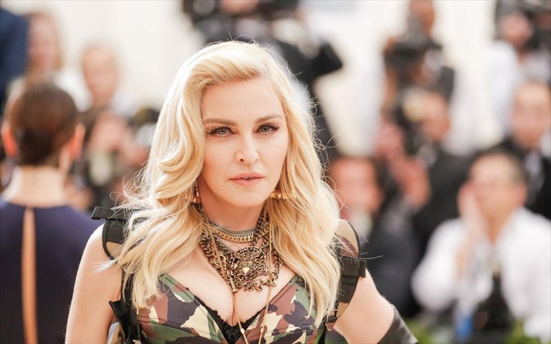 ti-gureuoun-oi-migos-ekso-apo-to-spiti-tis-madonna