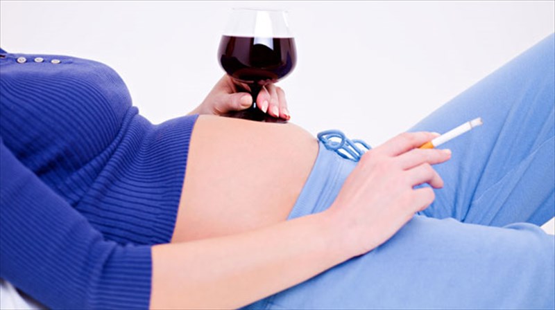 to-kapnisma-tis-miteras-stin-egkumosuni-sundeetai-me-tin-auksimeni-egklimatikotita-tou-paidiou