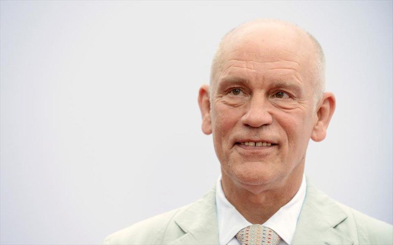 o-John-malkovich-einai-o-neos-papas-neos-papas