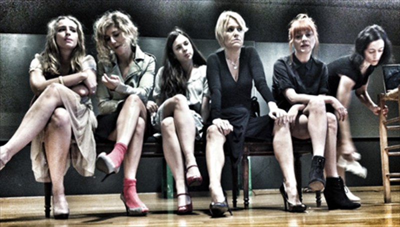 ta-kokkina-fanaria-sto-ethniko-theatro