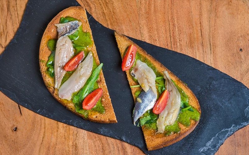 tranzistoraki-epistrofi-stin-paradosi-me-sugxroni-matia