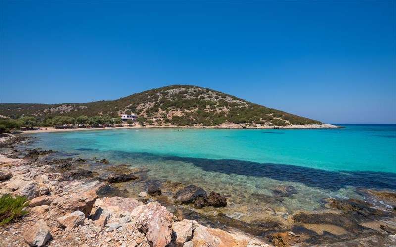 meta-ti-santorini-oi-touristes-pantreuontai-kai-stous-leipsous