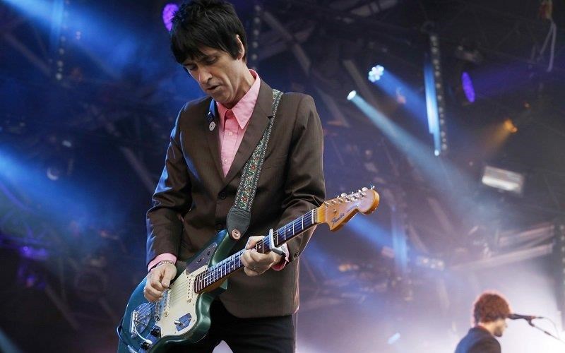 o-Johnny-marr-katakeraunonei-tin-en-merei-epanenosi-ton-smiths