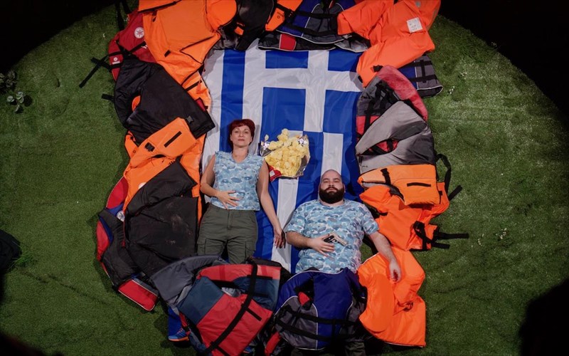 o-giannis-leontaris-me-ti-brabeumeni-apeili-sto-apo-mixanis-theatro