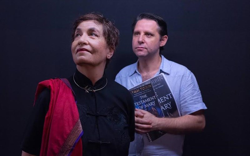 i-aspasia-kralli-ermineuei-o-dimitris-mulonas-skinothetei-dimitris-mulonas-skinothetei