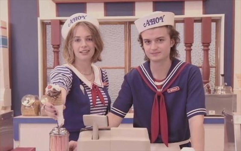 to-emporiko-kentro-tou-stranger-things-anoigei-tis-portes-tou-kai-mas-kalosorizei