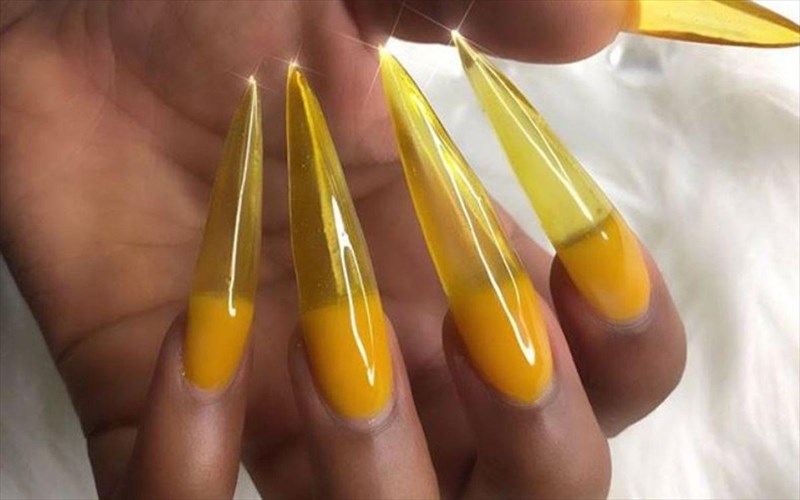 i-nea-tasi-sta-nuxia-daneizetai-to-kits-apo-ta-nineties