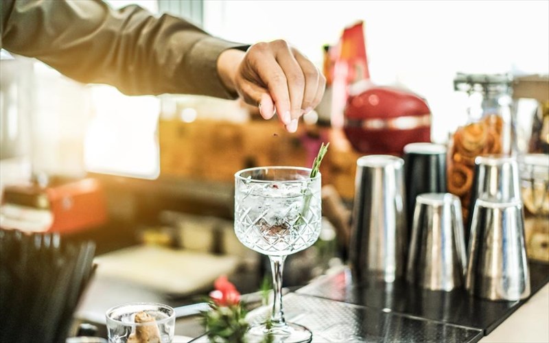 bolta-sta-kalutera-bar-tou-eksoterikou-me-ton-mixali-papazisi