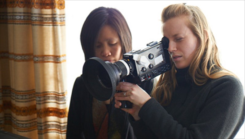 mia-kori-polloi-upopsifioi-pateres-se-tainia-ekpliksi