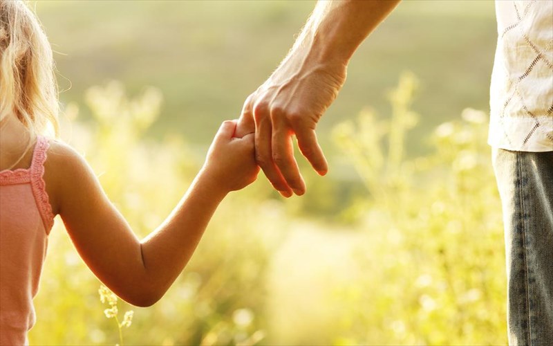 xrisimes-sumboules-gia-goneis-kai-osous-frontizoun-paidia-meta-ta-gegonota-ton-purkagion