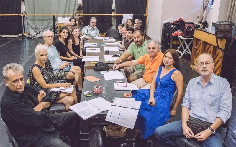 kalinuxta-margarita-se-skinothesia-foti-makri-sto-kthbe