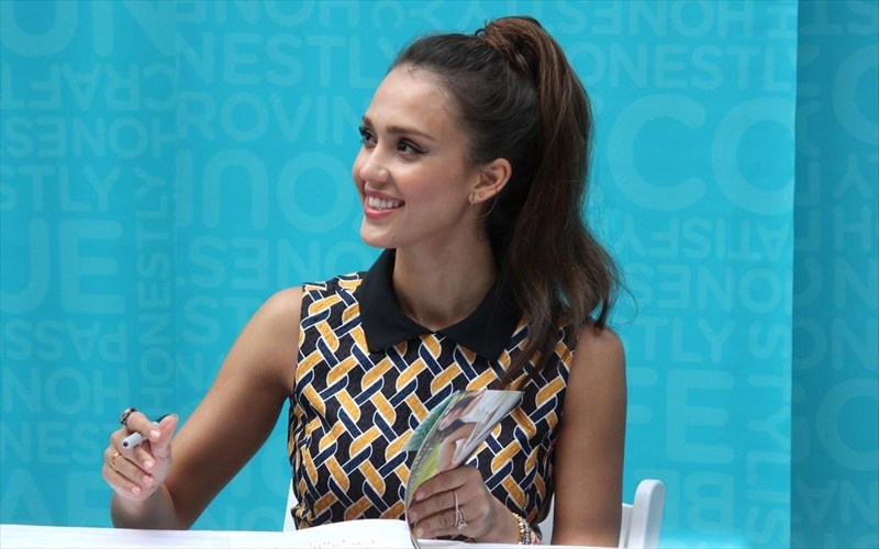 poio-einai-to-mustiko-omorfias-tis-Jessica-alba