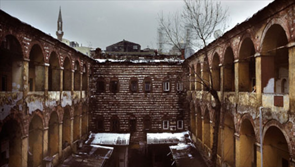 ta-akefala-xania-mias-ksexasmenis-polis