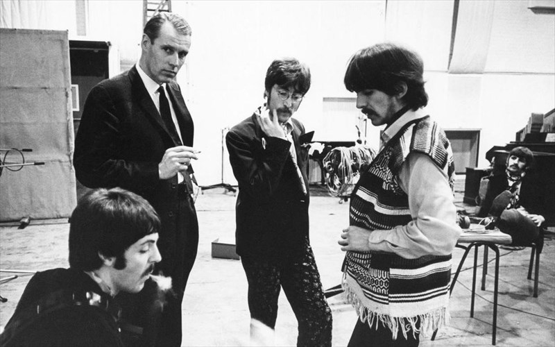 oi-sxeseis-ton-beatles-me-ton-george-martin-psuxranthikan-sto-white-album