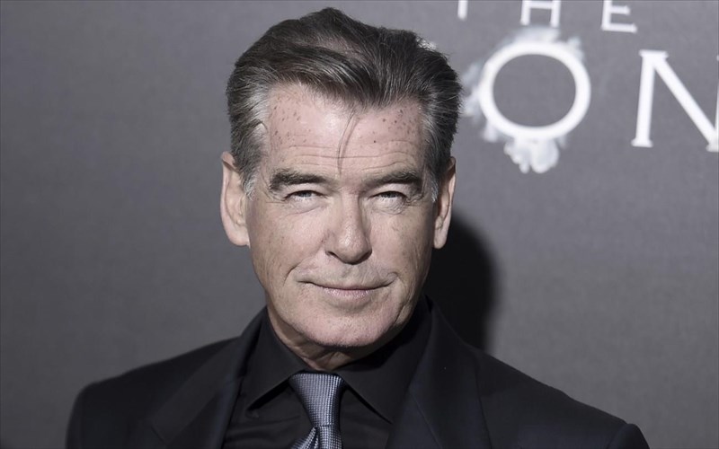 pierce-brosnan-o-sugxronos-tzeims-mpont-paraeinai-skoteinos-kai-exei-xasei-to-xioumor-tou
