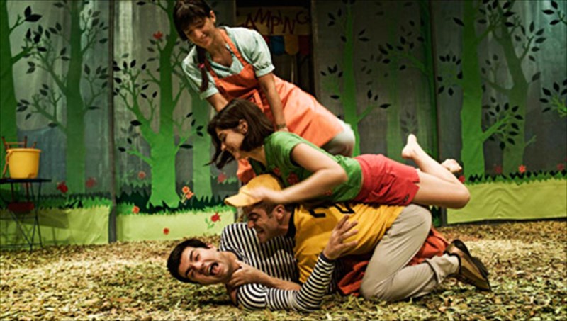 mia-giorti-stou-nourian-gia-lilipouteious-theates