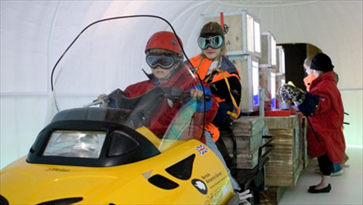 apo-tin-antarktiki-stous-deinosaurous-kai-ton-aristofani