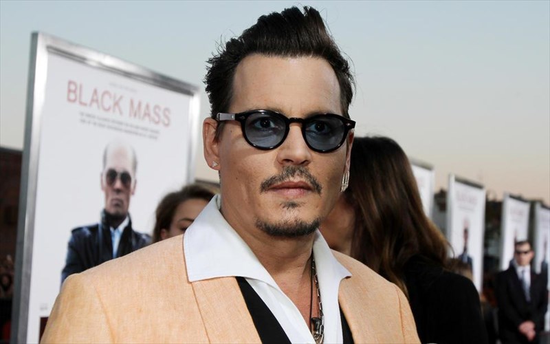 o-Johnny-depp-epikaleitai-autoamuna-stis-kataggelies-gia-ksulodarmo