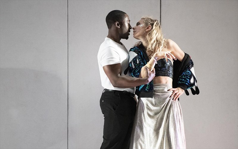 Julie-me-tin-vanessa-kirby-sto-megaro-mousikis-athinon