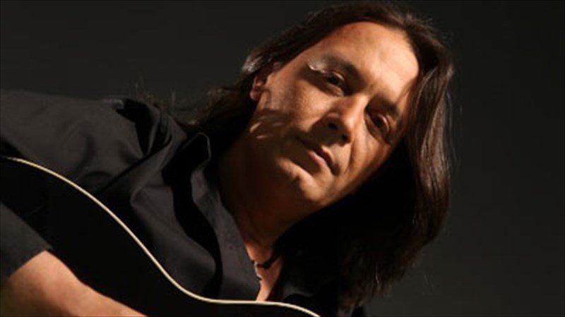 o-giannis-kotsiras-anoigei-to-mousiko-kouti