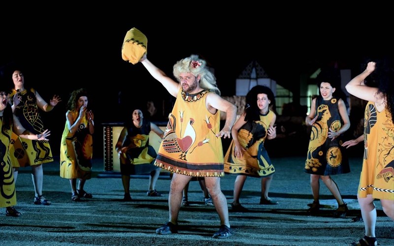 oi-thesmoforiazouses-anebainoun-sto-irodeio