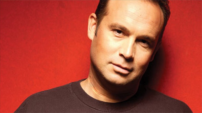 o-kostas-makedonas-me-diethneis-ellinikous-ixous