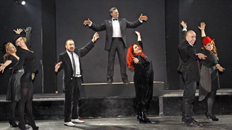 o-nikos-makropoulos-skinotheteitai-apo-ton-aleksandro-riga