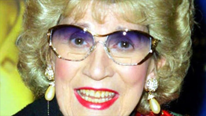 pethane-i-tragoudistria-pati-antrious-tragoudistria-pati-antrious