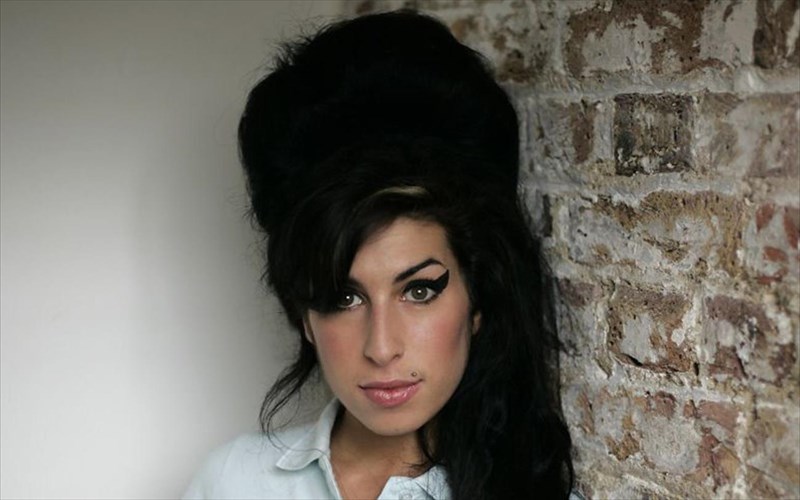 to-back-to-black-tis-amy-winehouse-erxetai-sti-megali-othoni