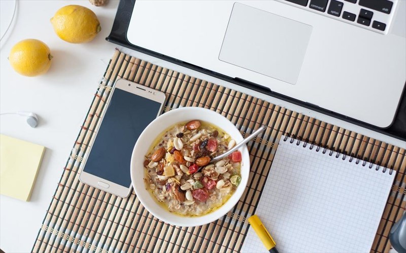 i-diatrofi-tou-ergasiomani-ti-na-trote-an-pernate-polles-ores-sti-douleia